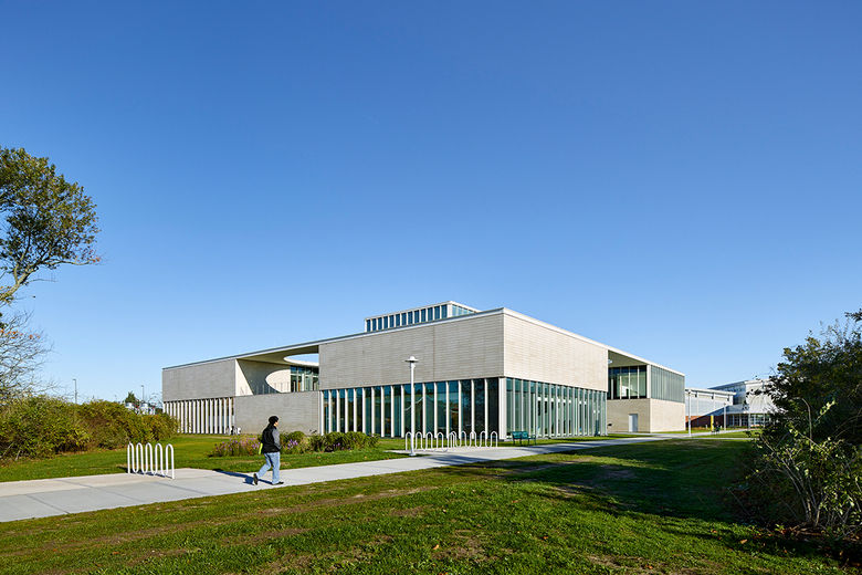 Yogi Berra Museum and Learning Center / ikon.5 architects