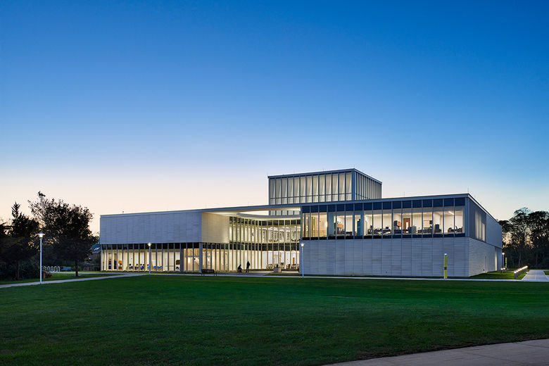 Yogi Berra Museum and Learning Center / ikon.5 architects